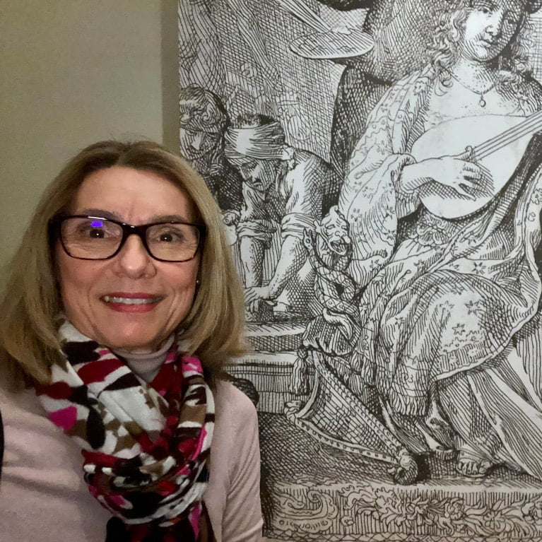 Karin Wöhrer vor Kunstwerk