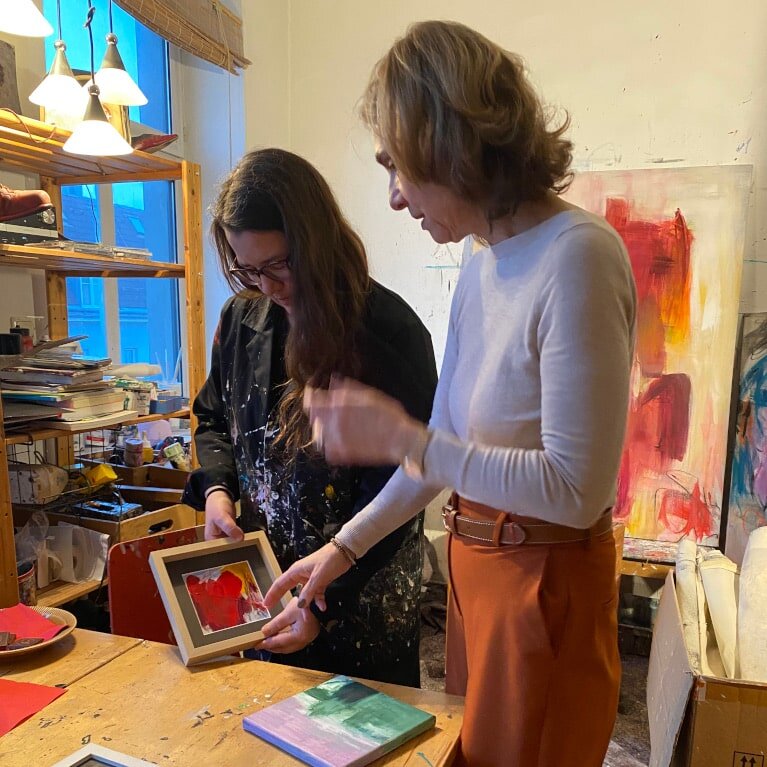 Foto von Monika Herschberger und Karin Wöhrer bei der Arbeit