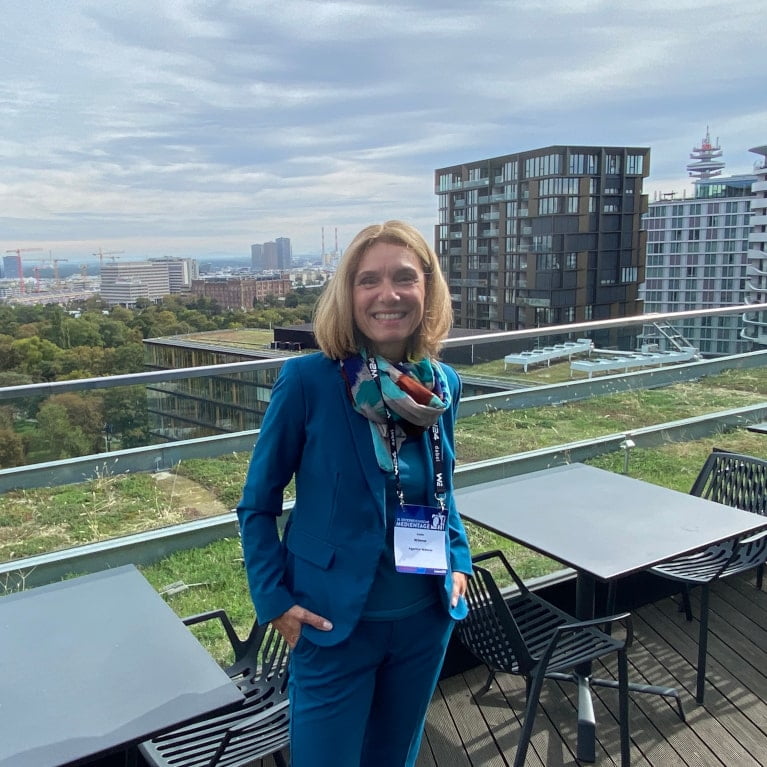 Karin Wöhrer auf Dachterrasse über den Dächern Wiens