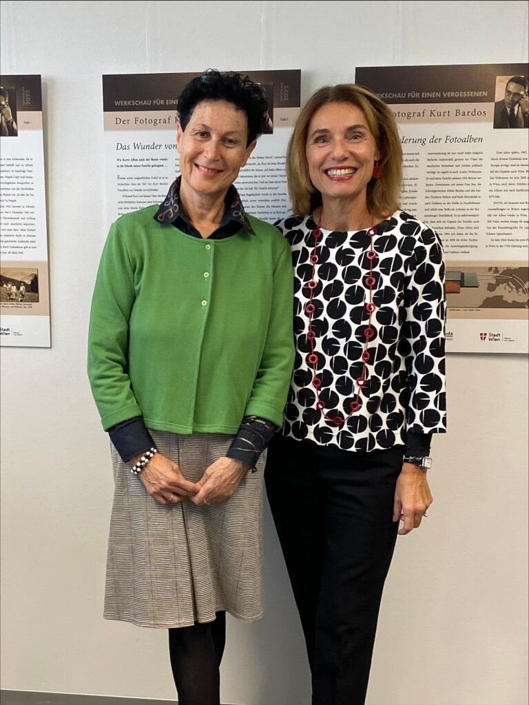 Susanne Eiselt-Weltman und Karin Wöhrer vor der Ausstellung