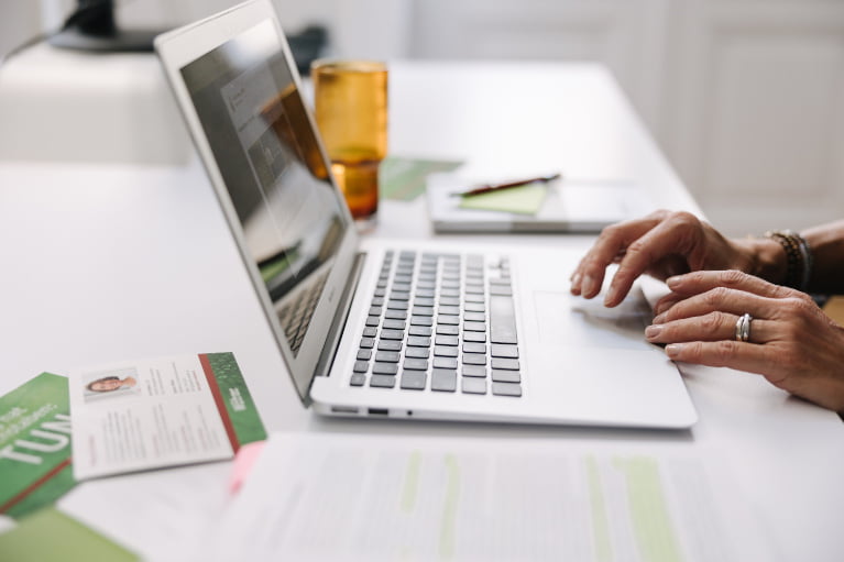 Karin Wöhrer arbeitet mit dem Laptop an Ihrer Website