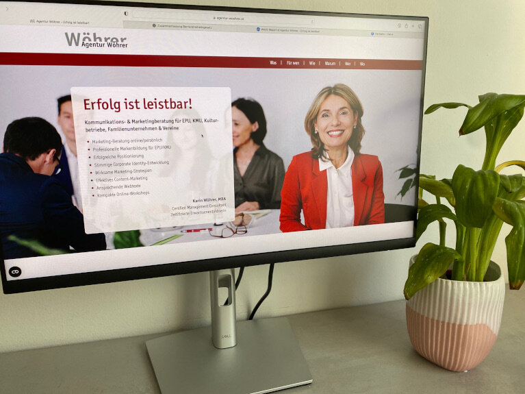 Monitor mit der Startseite der Agentur Wöhrer Website