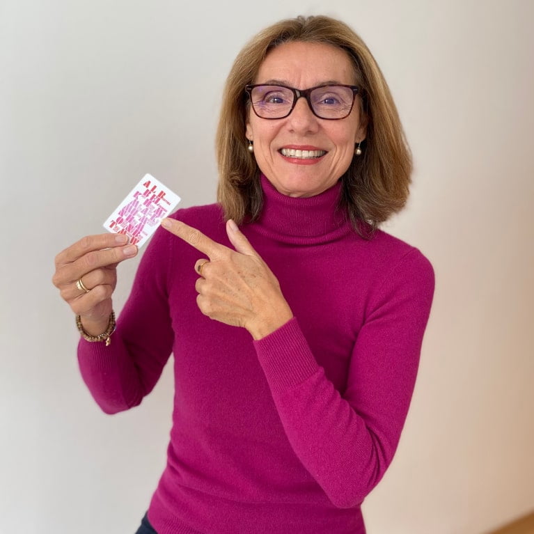 Karin Wöhrer zeigt ihrer Bundesmuseen Card in die Kamera