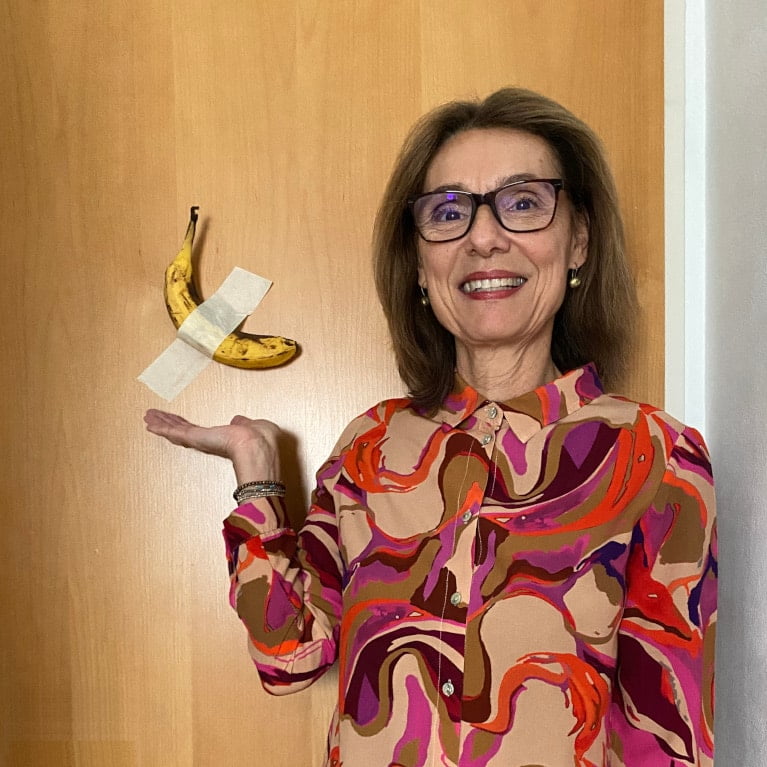 Karin Wöhrer vor ihrem Kunstwerk