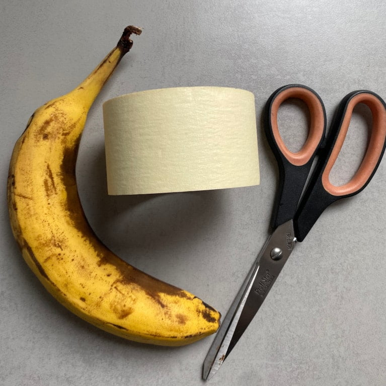 Bananenschale vor grauem Hintergrund