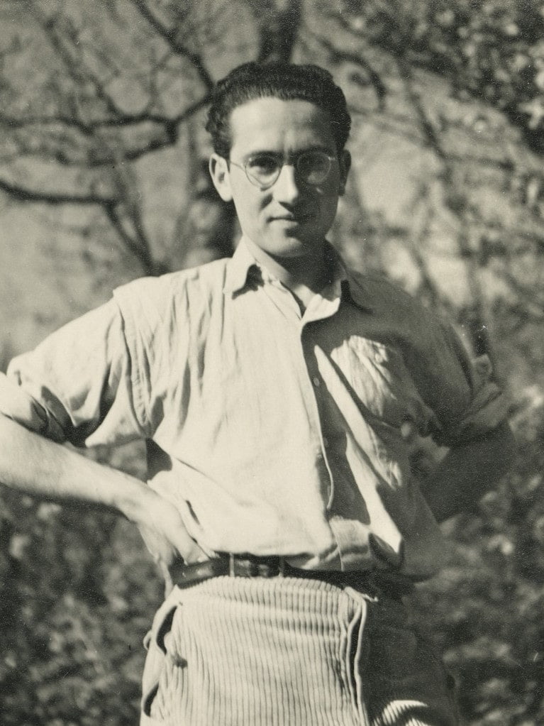 Kurt Bardos im Frühling 1938 vor einem Baum