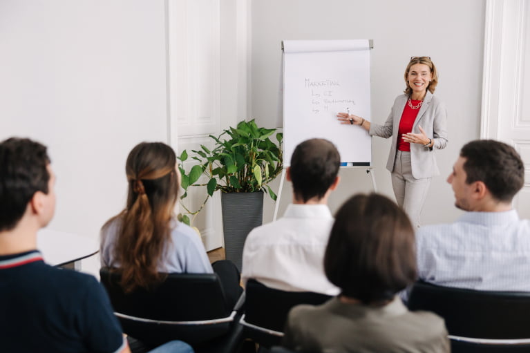Karin Wöhrer hält einen Vortrag vor Publikum