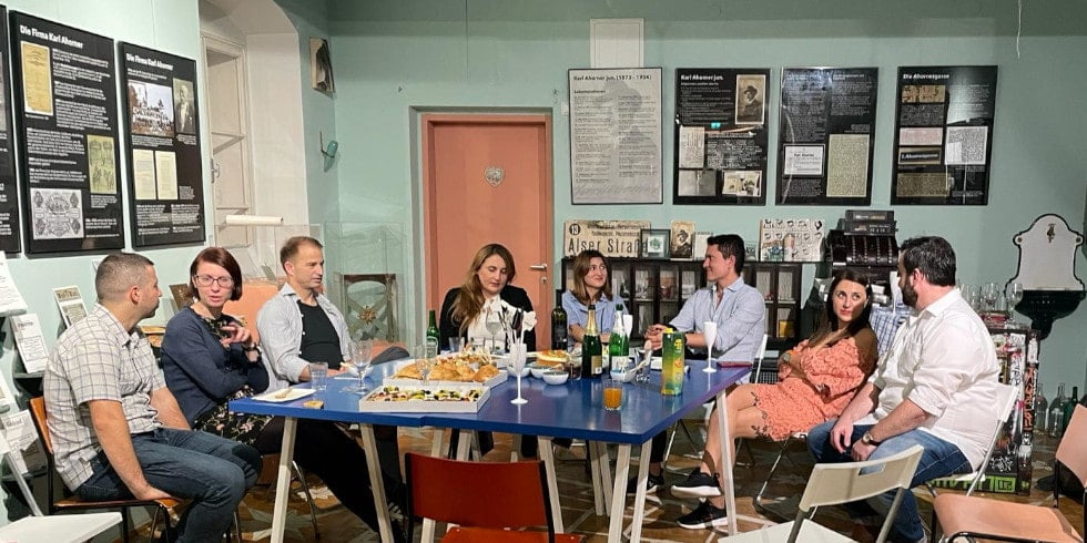 Museumsteam & Gäste im „Wohnzimmer“ des Bezirksmuseums Foto Wohnzimmer im Bezirksmuseum