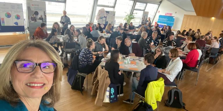 Karin Wöhrer und die Teilnehmenden der Konferenz