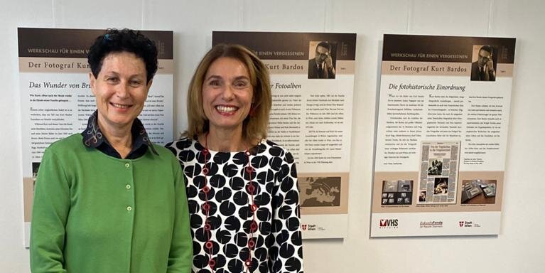 Susanne Eiselt und Karin Wöhrer vor einer Wand der Fotoausstellung