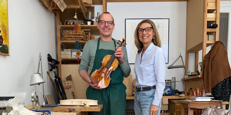 Martin Schwalb und Karin Wöhrer in seiner Werkstatt
