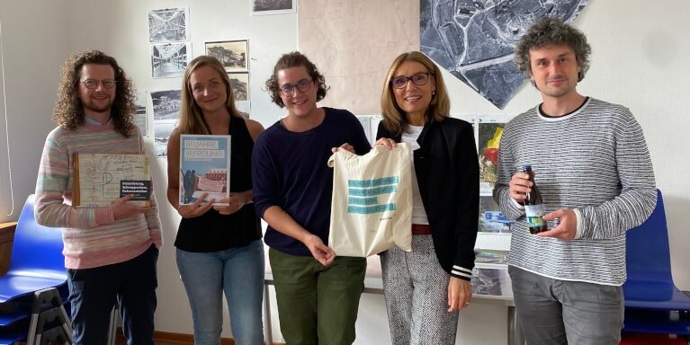 Team ZD und Karin Wöhrer possieren vor der Kamera